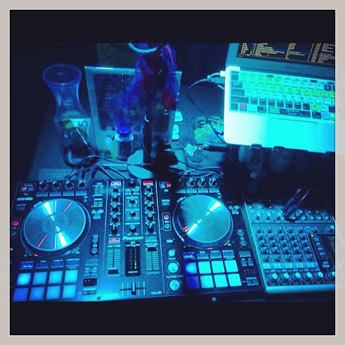 Now this is a DJ setup!! New #Pioneer #DDJSR #MacBookAir #Mackie #DJ #PartyStarter #Austin #StepOutNTurnUp #6thStreet #beardgang #beardporn #instapotd #followme #super #amazing #unbelievable #cute #sexy #funny #serious #beautiful #art #original #random #