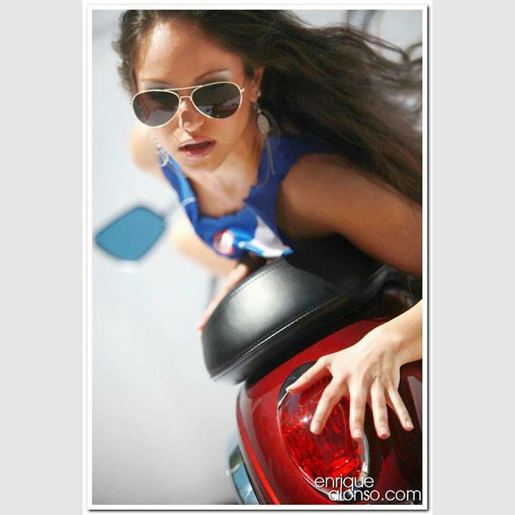 Vía @therealcheryl - Photoshoot for @emelexistas by #enriquealonso #bikes #babes #hot #longhair #sexy #girls #shades #photoshoot #bikelife #instabike #motorcycles #ridin #photooftheday #picoftheday #cycle #ride #model #modeling #emelexista #emelec #emel