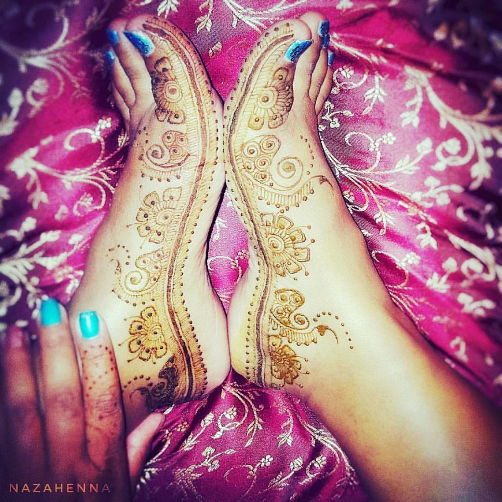 from @nazahenna - Happy Friday! Let's step into the weekend with henna kissed feet 😗 . . . #hennakissed #nazahenna #mehndi #Hennafeet #hennaTattoo #blackHenna #JaguaHenna #love #beautiful #sexy #weekend #tgif #springtime #summerdays #hot #miami